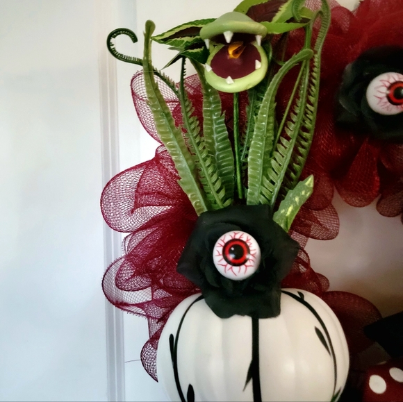 Wreath a la Little Shop of Horrors Mesh Ruffles Bow - Picture 3 of 7